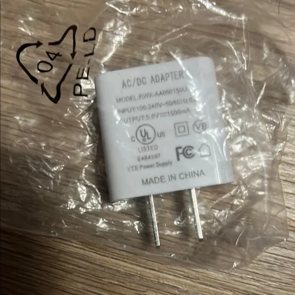 White USB Wall Charger - Picture 2 of 3